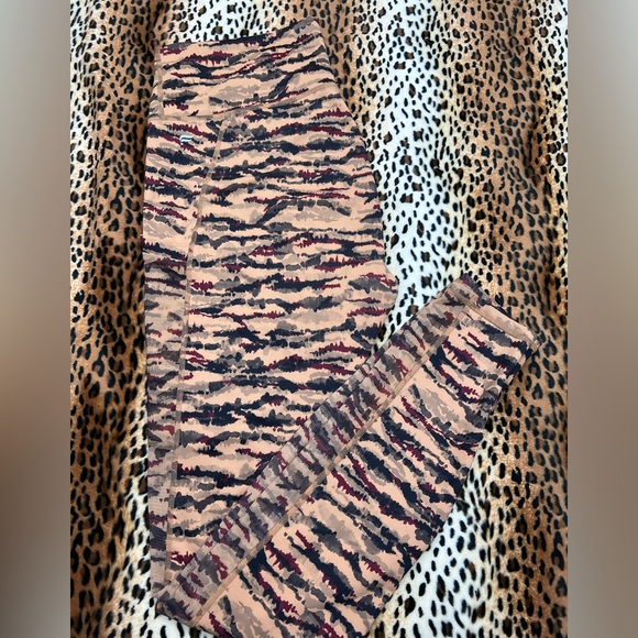 Fabletics On-The-Go PowerHold HW Leggings & Sports Bra  Cacao Tigress Sz L - Picture 11 of 16